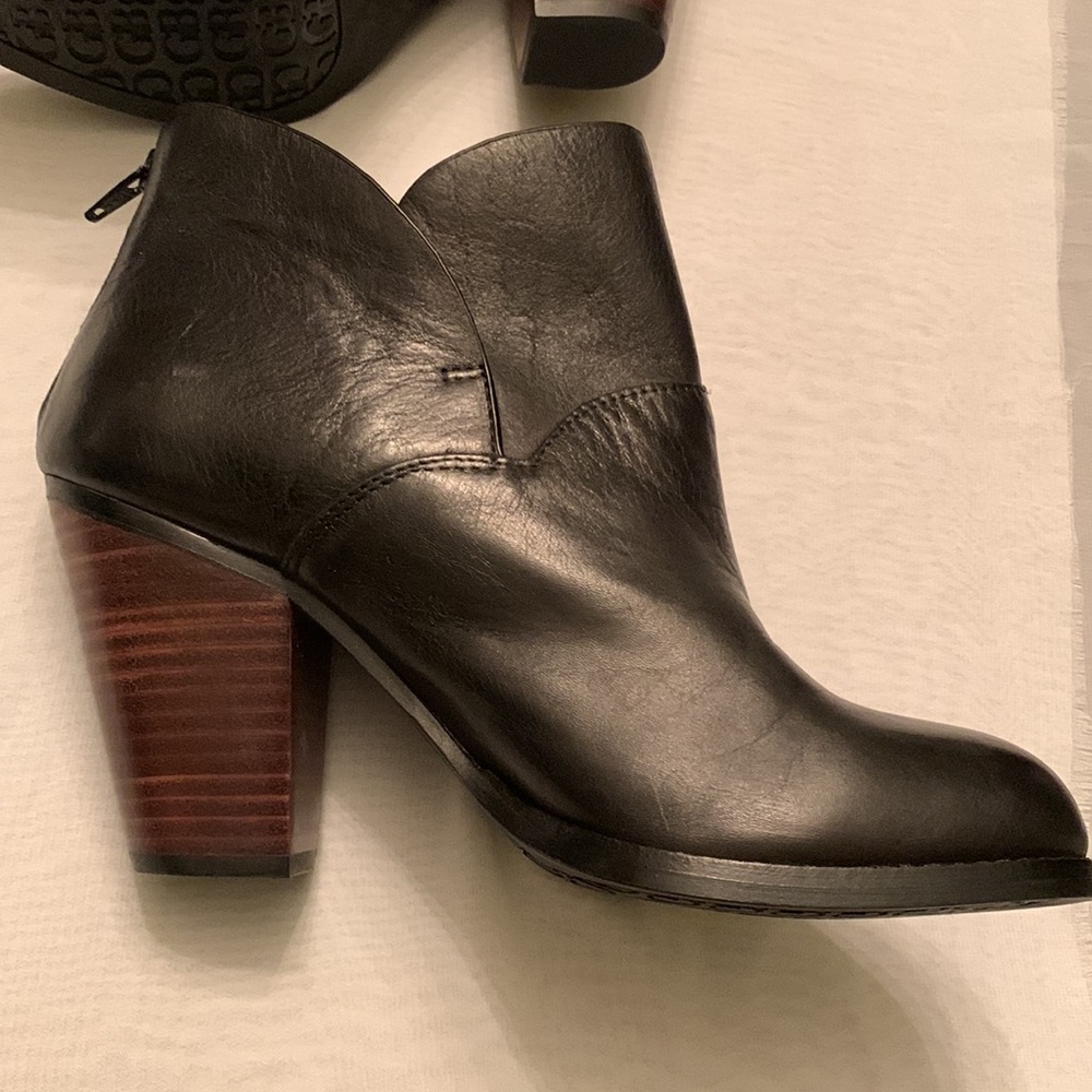 SALE📣  Beautiful Black Gianni Bini Leather Feminine Stacked Heel Boots. 8M